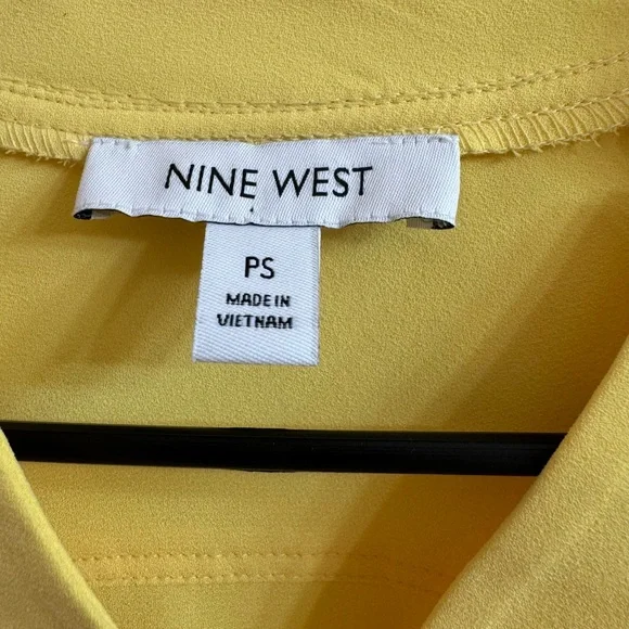 Nine West Yellow V-Neck Blouse Women’s Petite Small NWT - Picture 4 of 4